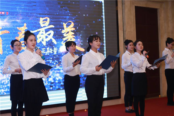 沃爾德(dé)帶來朗誦《緻奮鬥》